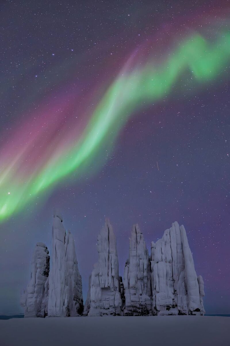 Знамение. Григорашев Денис. Путешествие в гранитные города Улахан-Сис, Якутия в марте 2025 г. пришлось на максимум солнечной активности, и практически каждую ночь небо переливалось огнями Полярного сияния