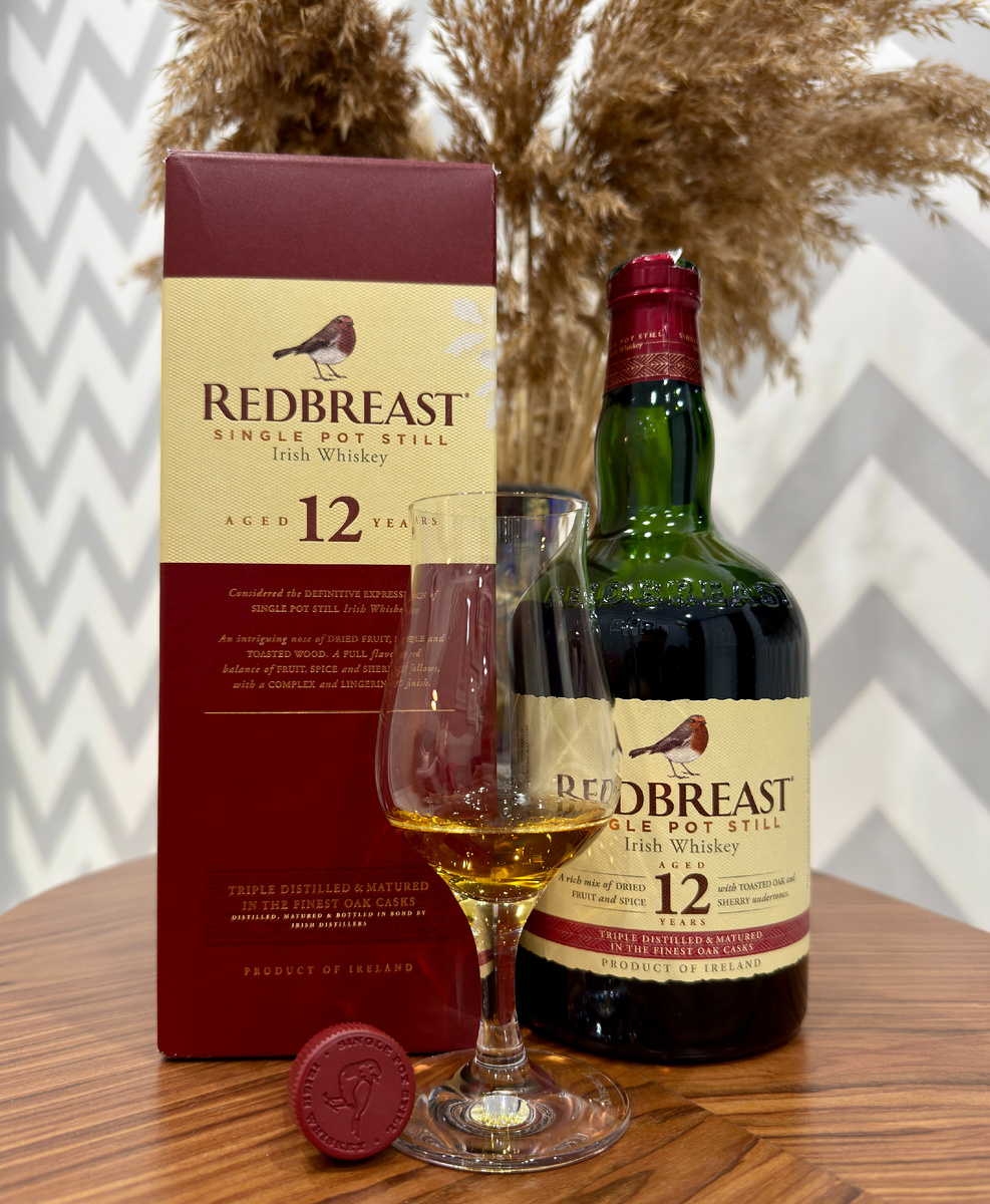 Вы только посмотрите на эту милую птичку, что красуется на пробке.