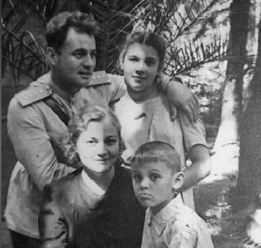 Иван Черняховский с семьей