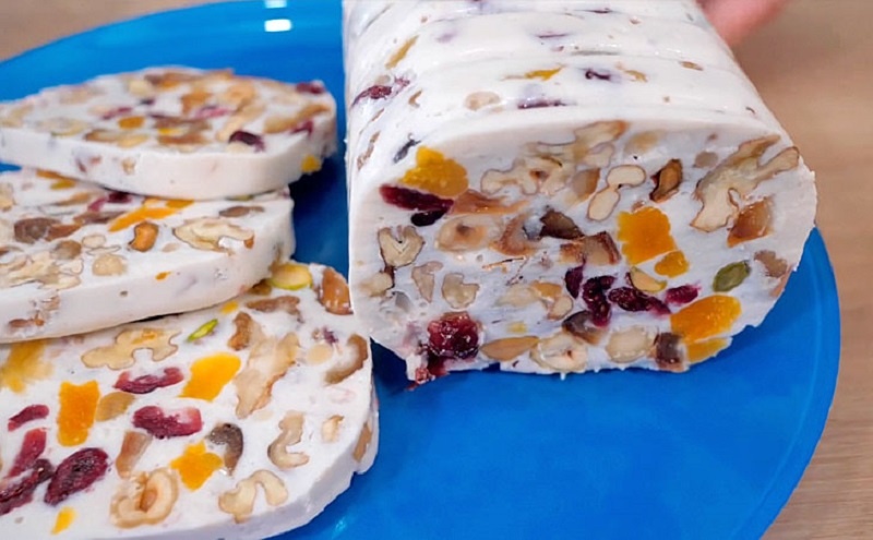 Творожный десерт без выпечки: охлаждающая классика с орехами и сухофруктами