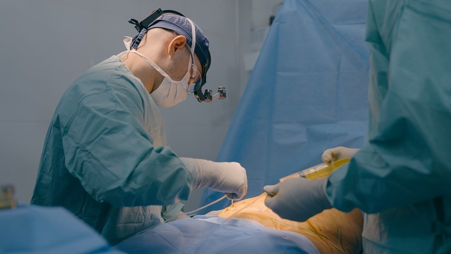    Пластический хирург за работой Автор фото: MAYA LAB/Shutterstock/FOTODOM