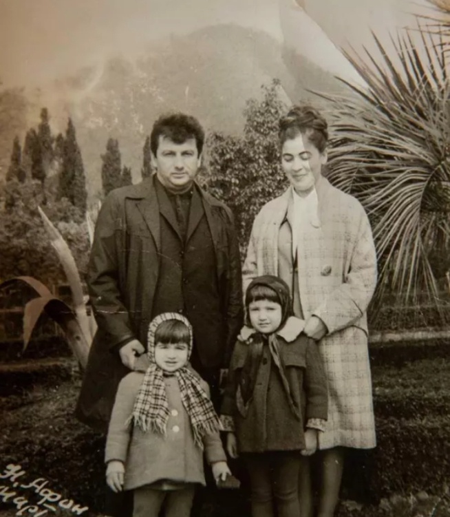 Алексей Гогуа с супругой Этери Алексеевной Тарба и дочерьми Амрой и Аминой 