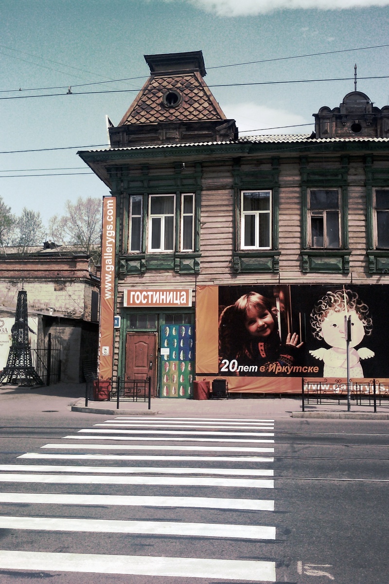 французский флёр рядом:) по легенде Бичайханов влюбился во французскую балерину и для неё построил этот дом... городская легенда -не более! - но красиво же? Красиво.