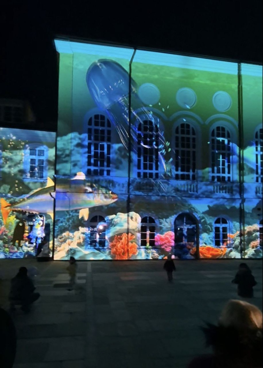 С рыбами и морем.