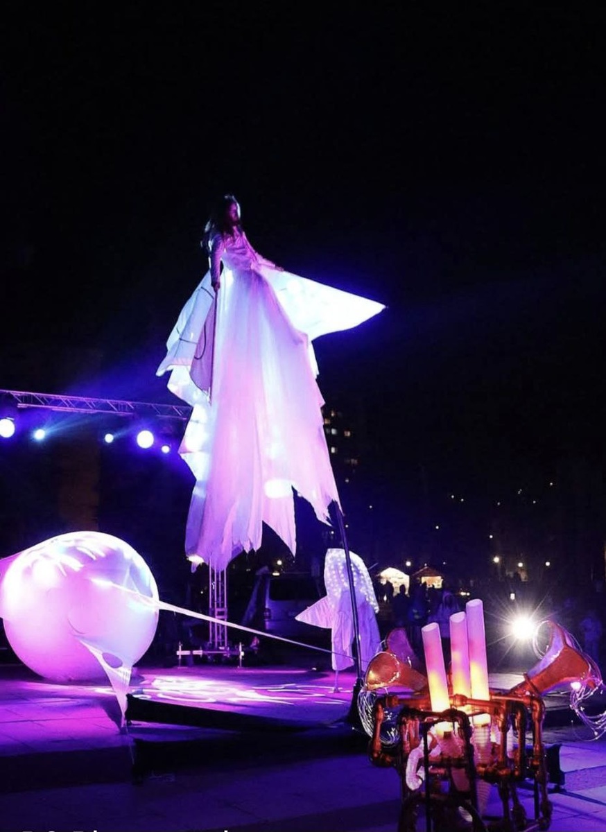 А вот такой загадочный товарищ парил на площади перед Общиной.