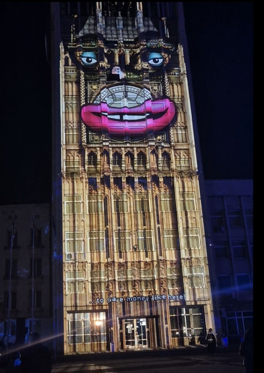 А здесь как раз жалится на непонимание ее души порывов со стороны главного архитектора.