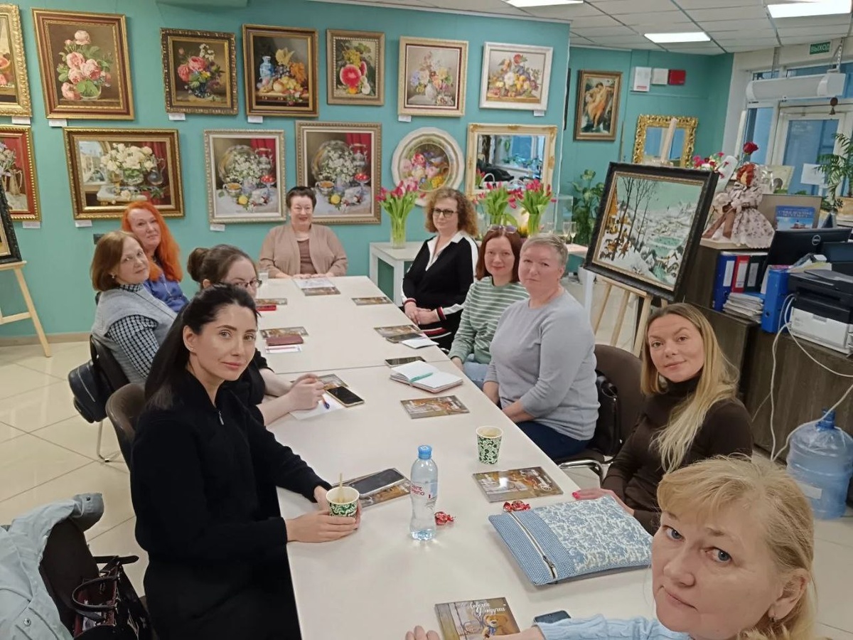 И эти приятные лица и эти золотые ручки уже спешат присоединиться к нашему вышивальному сообществу живописных дизайнов!