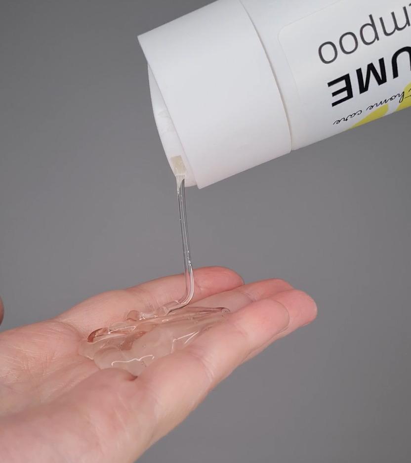 Именно поэтому хороший шампунь для объёма на тонких волосах заметен очень быстро — не по громкому эффекту, а по тому, как волосы чувствуют себя после обычной сушки.