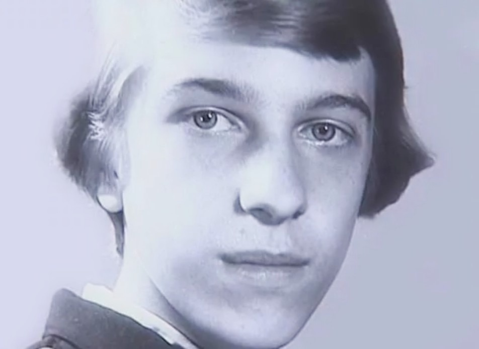 Он как-то всегда был сам по себе, с ребятами во дворе не зависал. Наверное, отсюда и растут ноги: чтобы компенсировать это детское одиночество, он выбрал работу, где нужно постоянно говорить, спорить, взаимодействовать с людьми.
