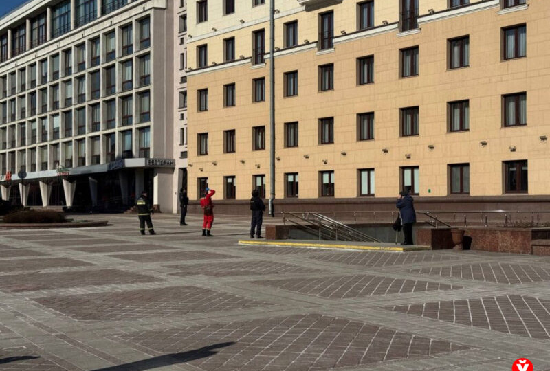 В гостинице «Минск» предотвратили трагедию: мужчину на краю балкона уговорили вернуться в номер