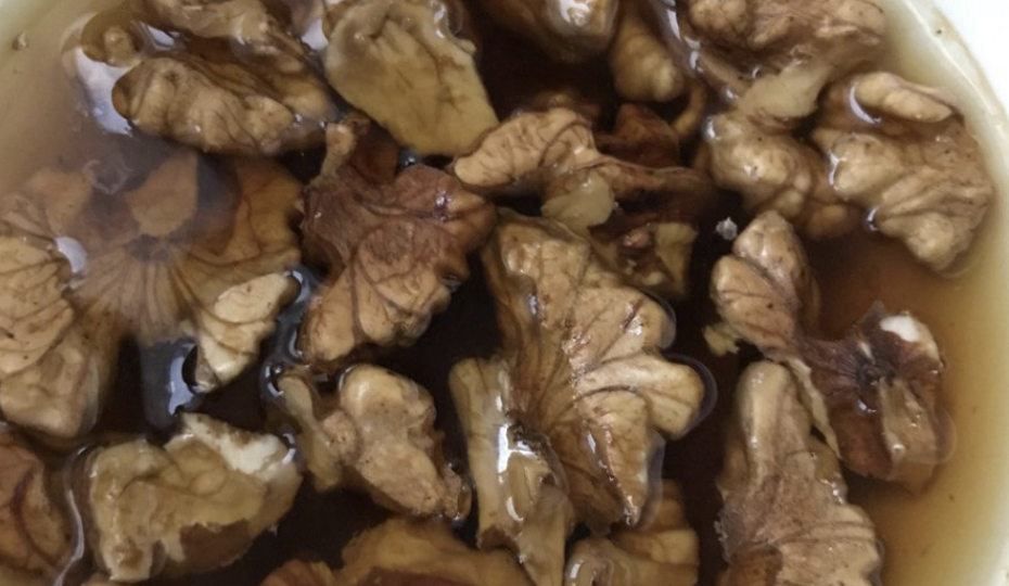 Диетологи рассказали, что на самом деле происходит с орехами после замачивания и сушки