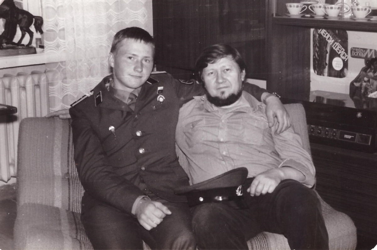 Первый курс СВВПТАУ. Первое увольнение. Фото с отцом. Отец доволен, ведь сын венрнулся с Афганистана. Вот даже знакомого фотографа пригласили. Фото автора.