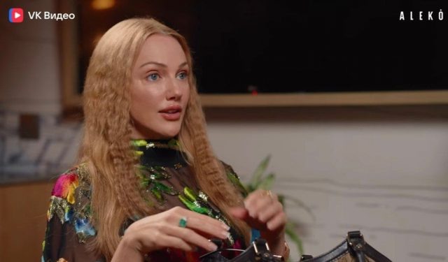    Кадр из шоу «ALEKÓ in my bag: что в сумке у Мерьем Узерли?»
