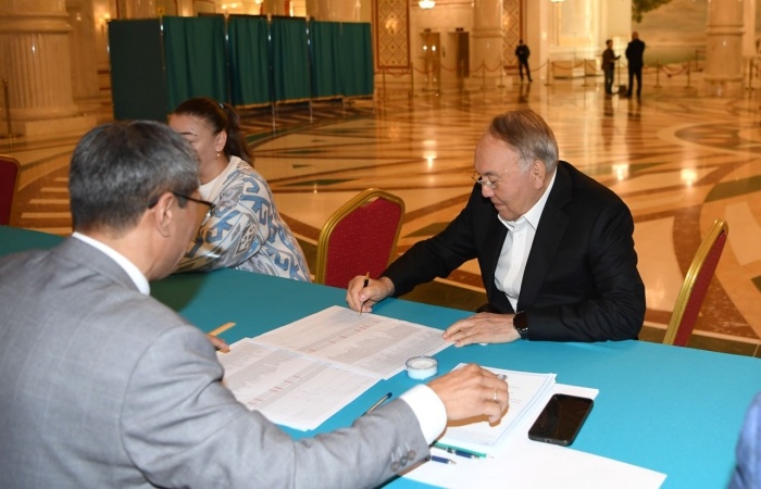     Нурсултан Назарбаев, Первый Президент Казахстана во время голосования. Источник фото: nazarbayev.kz/public/ru.