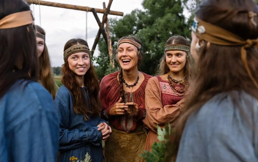    Полина Чернышова (в центре) в сериале "Князь Андрей".Телеканал "Россия"