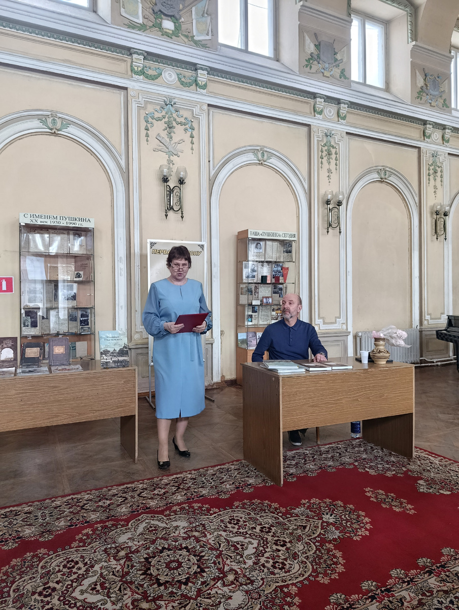 Новочеркасск. Центральная городская библиотека. На фото: слева направо - руководитель Центра краеведческой информации Иванна Ивановна Кондратюк и краевед Дмитрий Щербак 