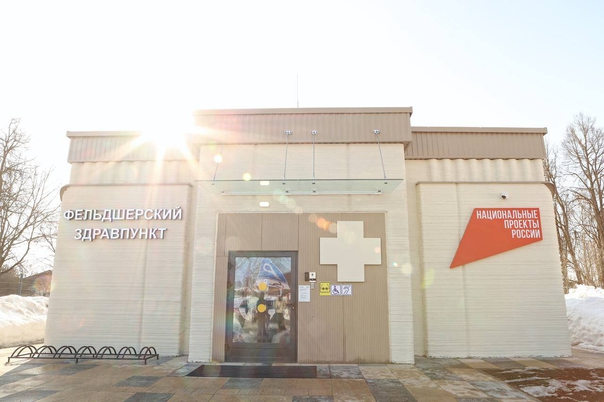 Здравпункт оснащен медицинским оборудованием и необходимой мебелью. Подготовлен кабинет фельдшера, отдельные процедурный и прививочный кабинеты, и выделена зона ожидания для пациентов. Источник: официальный Телеграм-канал Министерства здравоохранения Московской области.