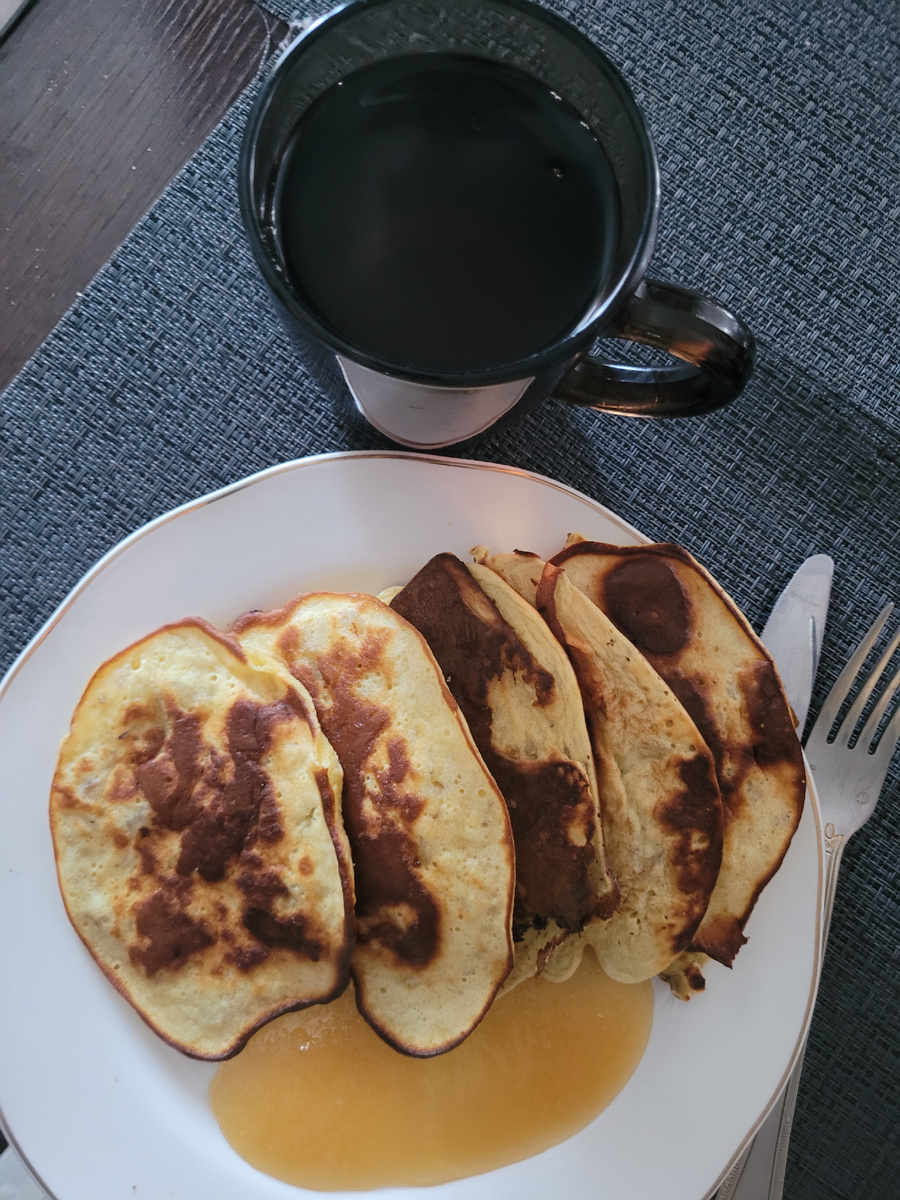 Завтрак. Пп оладьи. Мука рисовая, 2 яйца, молоко, разрыхлитель. Сахар не добавляла, так как топпингом был мед. Спасибо моим клиентам, которые ежегодно мне привозят баночку. 