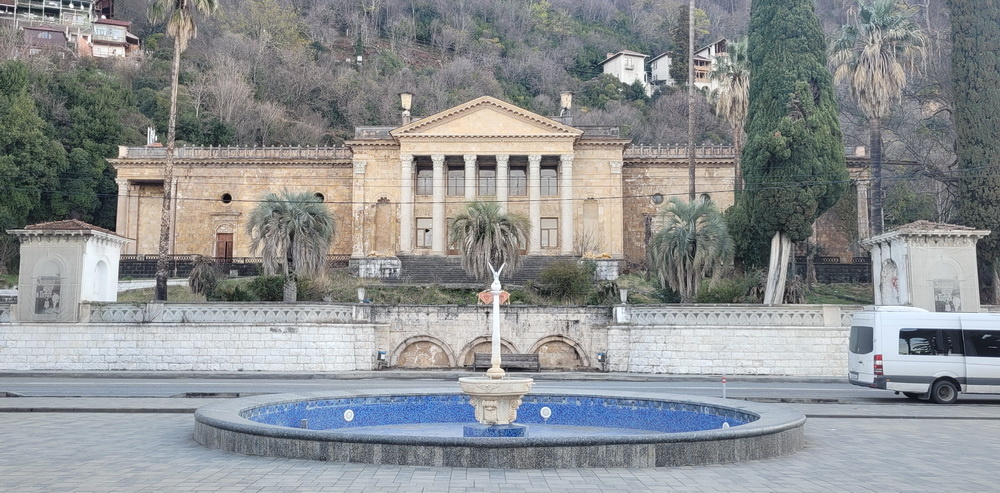 В этом здании когда-то располагались красивейший кинотеатр «Гагра», Зимний театр и Дворец культуры.