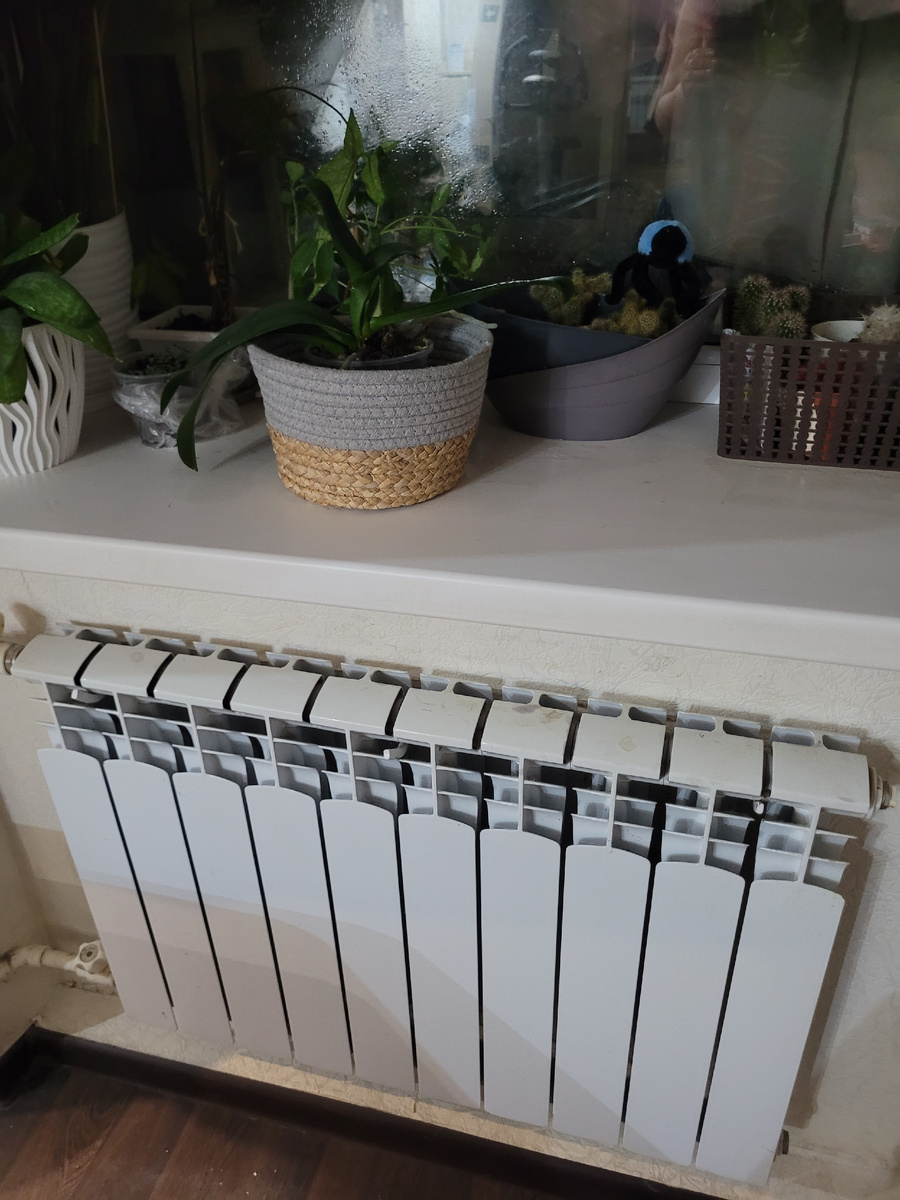 Моем батарею. Я уже рассказывала вам про чудо - щетку для батарей. Теперь мыть их не проблема. 