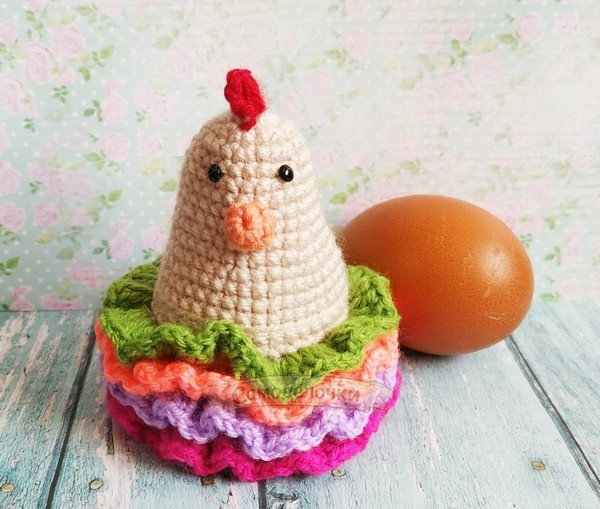 Вязаная нарядная курочка на яйцо – подарок к Пасхе