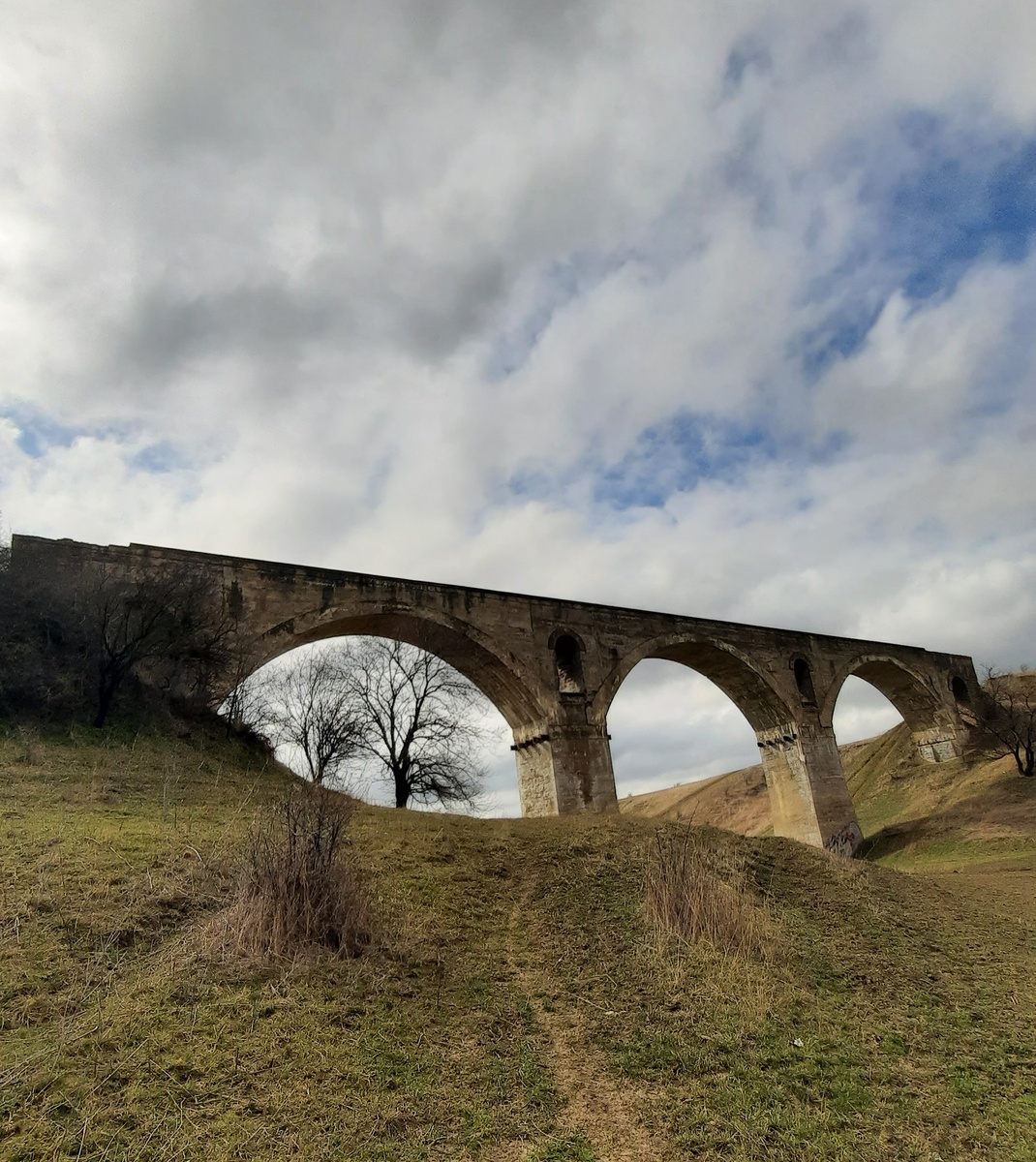 Обойдя мост, мы обнаружили такую картину