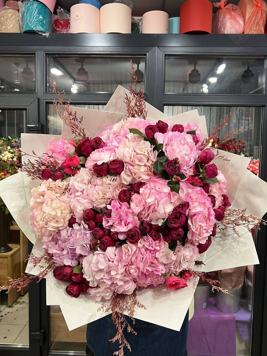 25 гортензий и 20 кустовых роз, он еще и тяжеленный