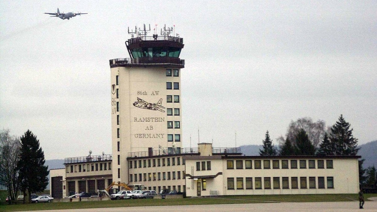     Американская База Рамштайн в Германии   
(cc) TSGT David D. Underwood, Jr., US Air Force