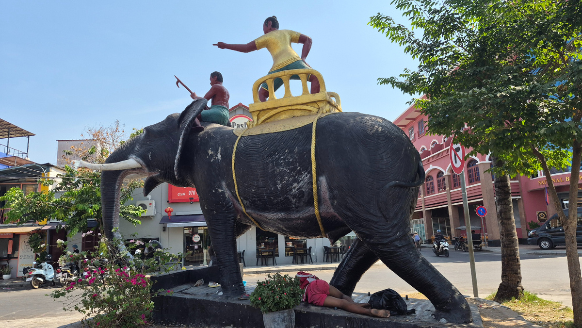 Памятник слону в городе Сиемреап