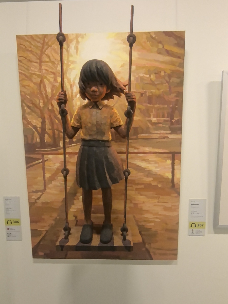 Сегодняшнее искусство активно взаимодействует с технологиями, создавая виртуальные миры, интерактивные инсталляции и цифровые произведения как живые и не живые инстоляции . Художники используют социальные сети, дополненную реальность и даже искусственный интеллект для выражения своих идей. Например, некоторые проекты включают использование больших данных для анализа поведения зрителей и адаптации произведений искусства в режиме реального времени.