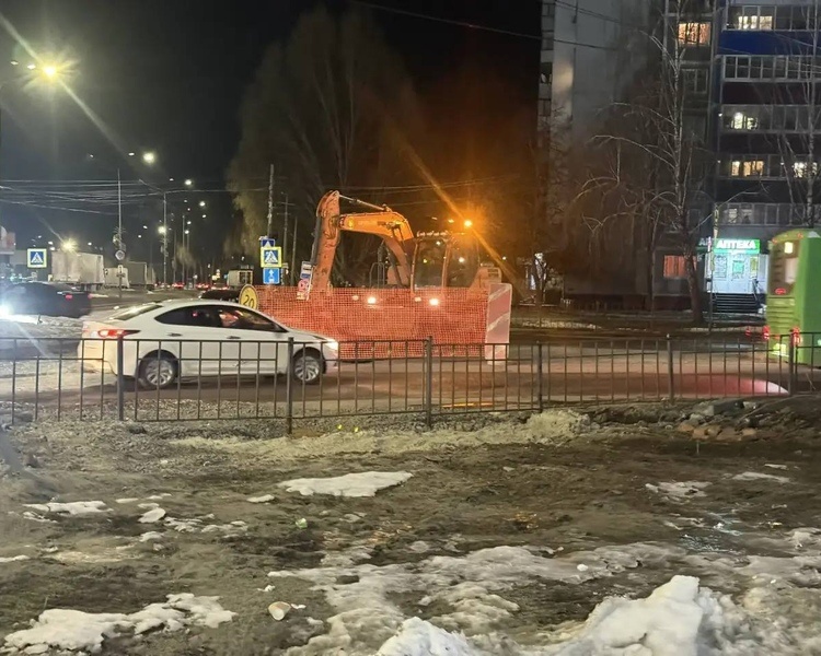     В Курске на проспекте Хрущева обрушился канализационный коллектор