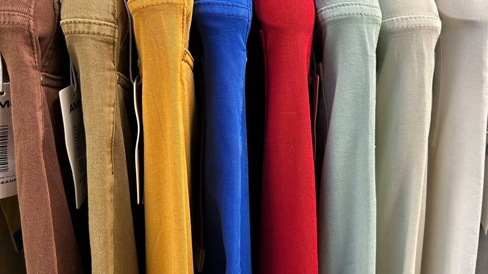 Джинсы и рубашки самая популярная одежда. Что предлагают на Садоводе? Всё яркое и до 58 размера