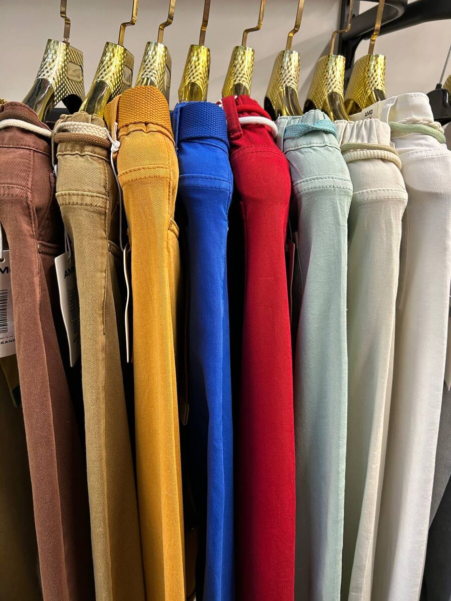 Джинсы с большим содержанием стрейча, очень хорошо тянутся, замеры продавец делает