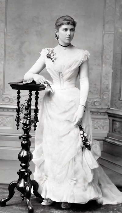 Юная красавица Шурочка Домонтович вскружила голову многим кавалерам