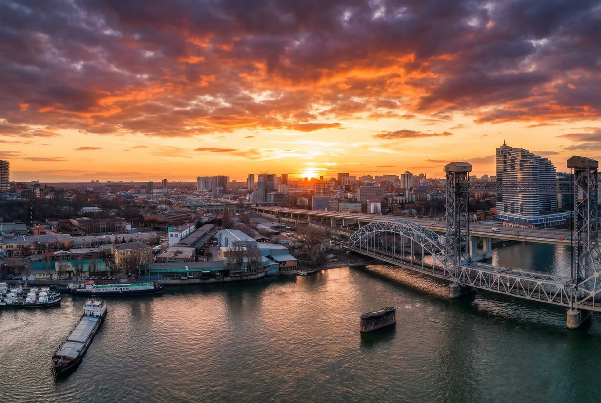 Этот арт-объект — не просто скульптура, а культурный феномен Ростова-на-Дону. Установленное на фоне бесконечной глади реки и индустриальных силуэтов левого берега, дерево стало местом притяжения для сотен пар. Тяжелые кованые ветви едва выдерживают груз разноцветных замков, каждый из которых — маленькая история любви, запечатанная ключом, навсегда брошенным в речные воды.