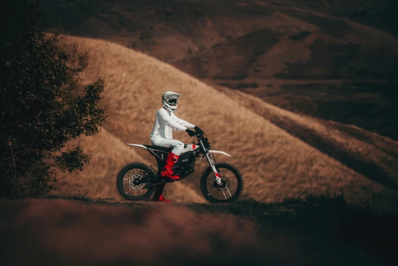 Если двухколесный транспорт классифицируется как электромотоцикл, ему потребуются водительские права, регистрация, страховка, освещение, и ездить на нем по велосипедным дорожкам будет незаконно.