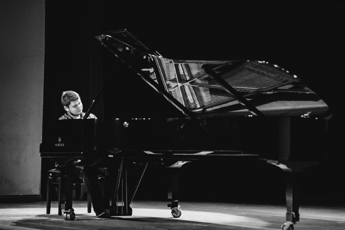 Камерный концерт, где между музыкантом и слушателем нет дистанции — только рояль, тишина и музыка.