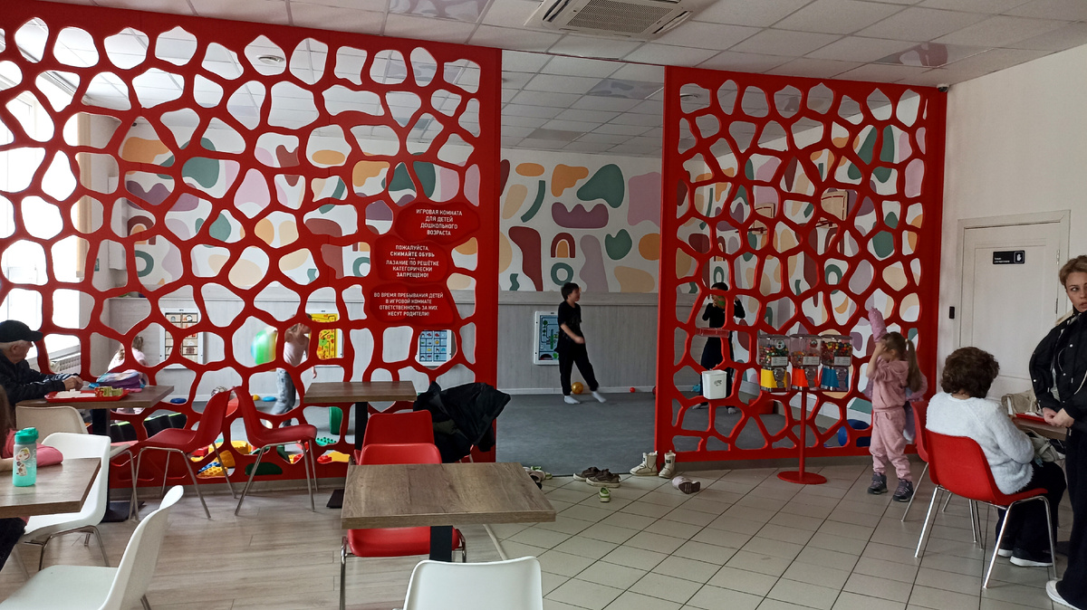 Зона для детей. Несмотря на то, что игрушек там очень мало, дети всегда находят чем заняться. Мистер Слойкин Ессентуки