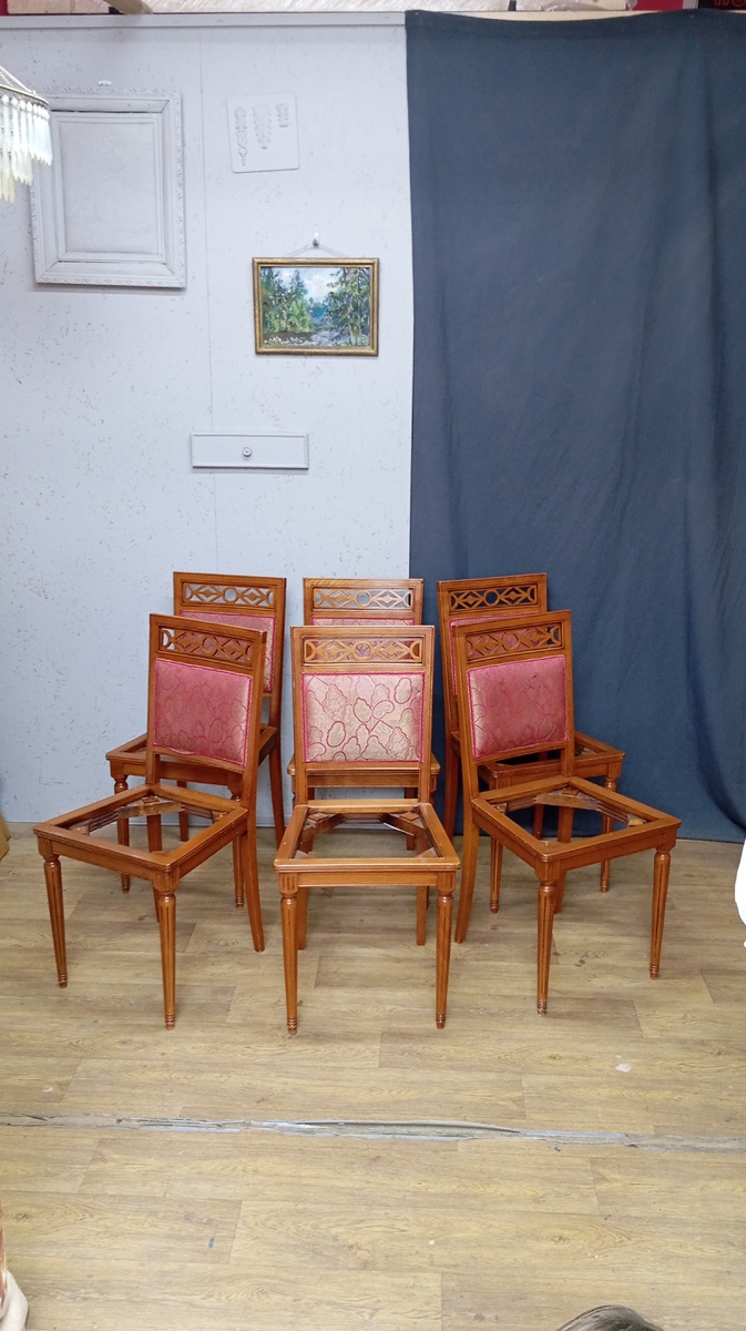 Часть этого гарнитура: 6 стульев