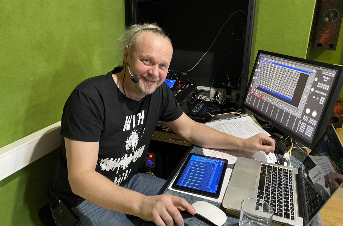 Игорь Орлов управляет акустикой в новом пространстве объёмного звука 