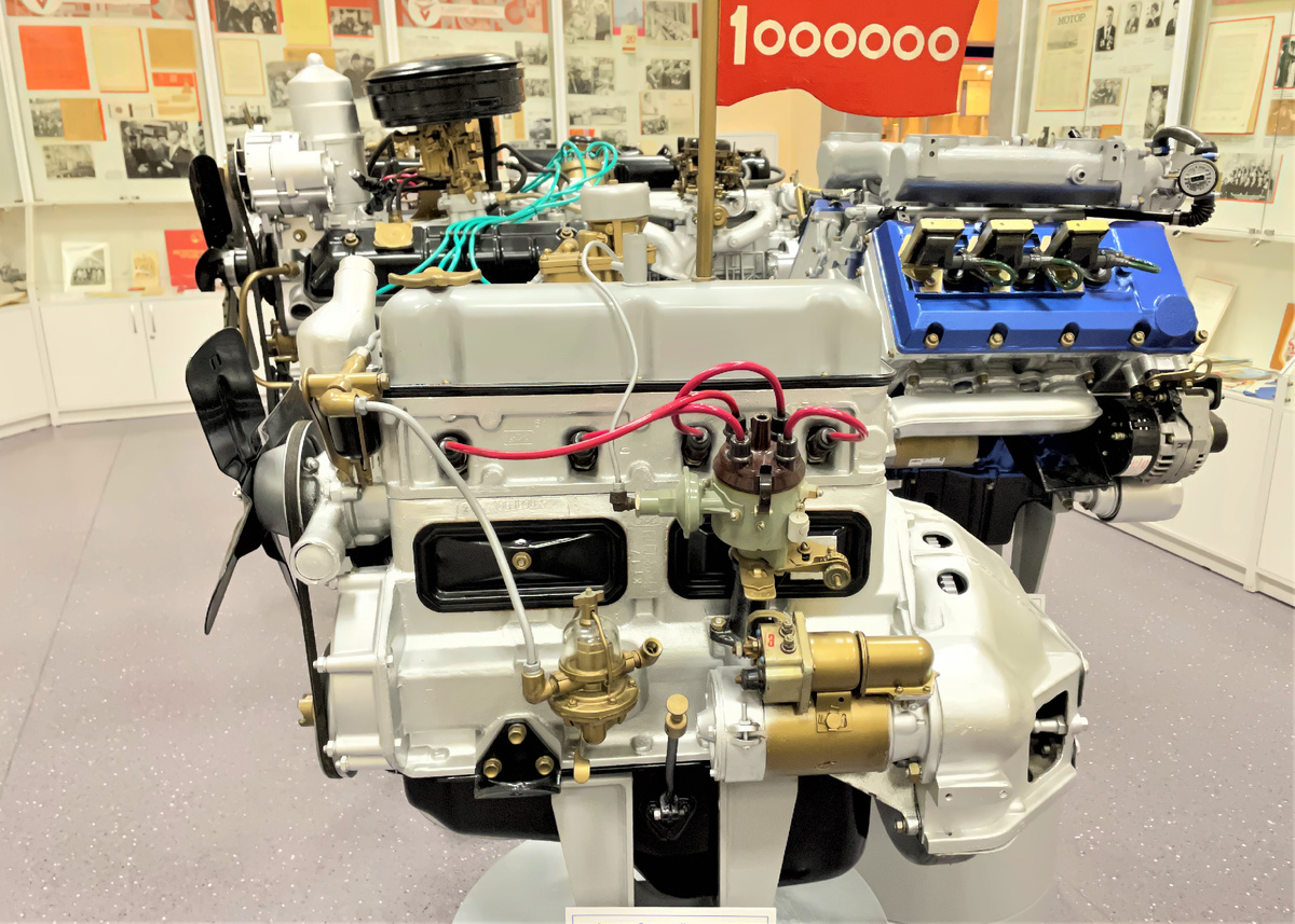 ЗМЗ-21 на заднем плане ЗМЗ-53 и ЗМЗ-301