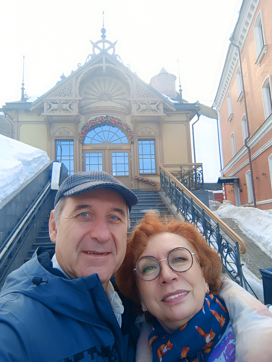 На фоне входа в Кремлевский фуникулёр. Фото автора 