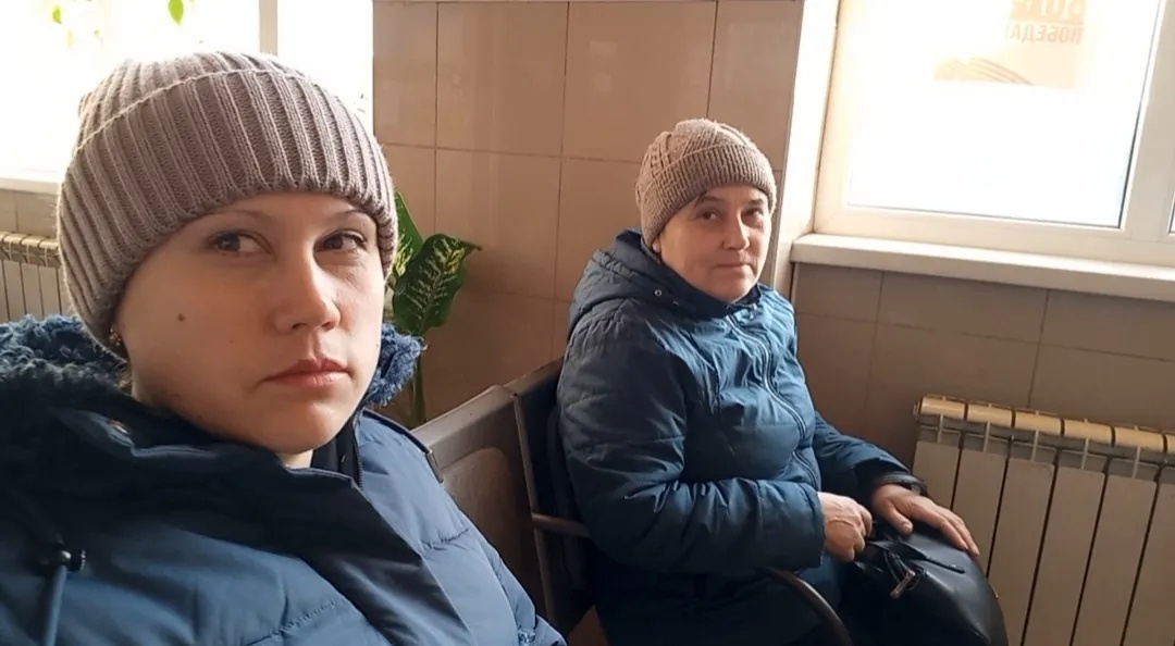 С мамой на автовокзале в Кропоткине