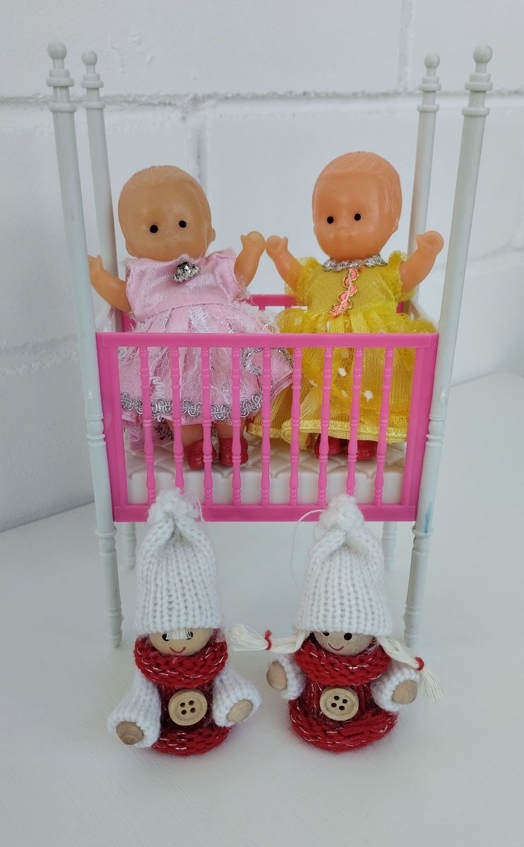 Внизу фигурки для ёлки - тоже близняшки 