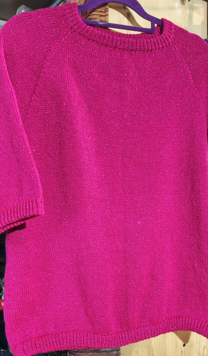 Фото Светлана Победа. Футболка связана своими руками из блестящей пряжи.