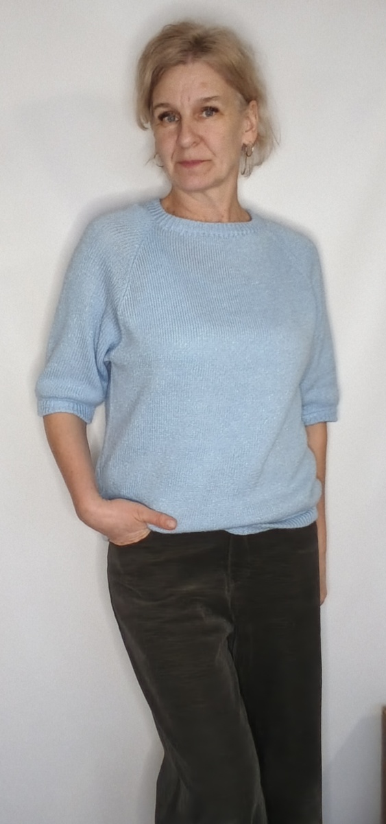 Фото Светлана Победа. В вязаной футболке нежно-голубого цвета с блеском.