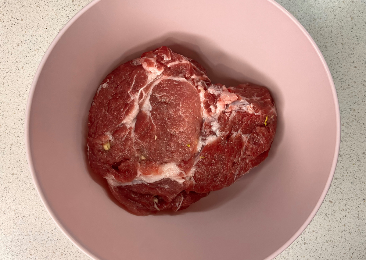 Мясо нашпигованое чесночком и обтерто солью