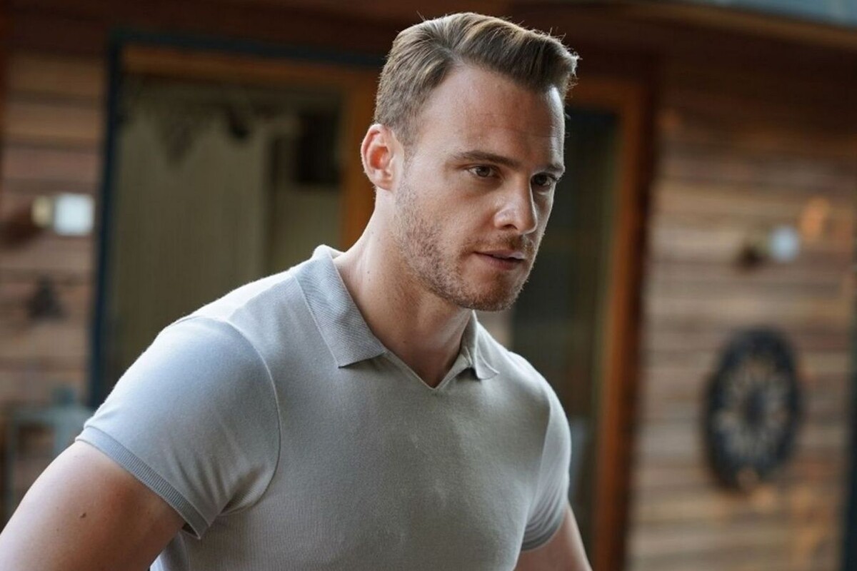 Керем Бюрсин («Постучись в мою дверь») покорил всех образом холодного, но ранимого интеллектуала. Его харизма и ироничная улыбка создали новый стандарт «мужчины мечты» для целого поколения.