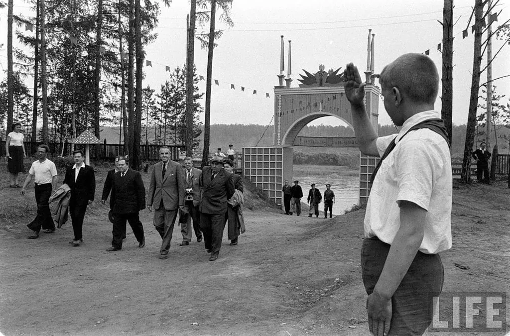 Гарриман в пионерском лагере "Ангара" (Братск). 1959г. Фотограф: Howard Sochurek