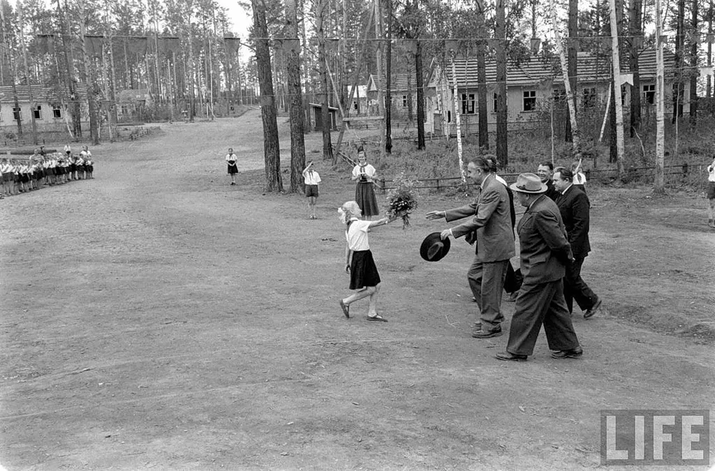Гарриман в пионерском лагере "Ангара" (Братск). 1959г. Фотограф: Howard Sochurek